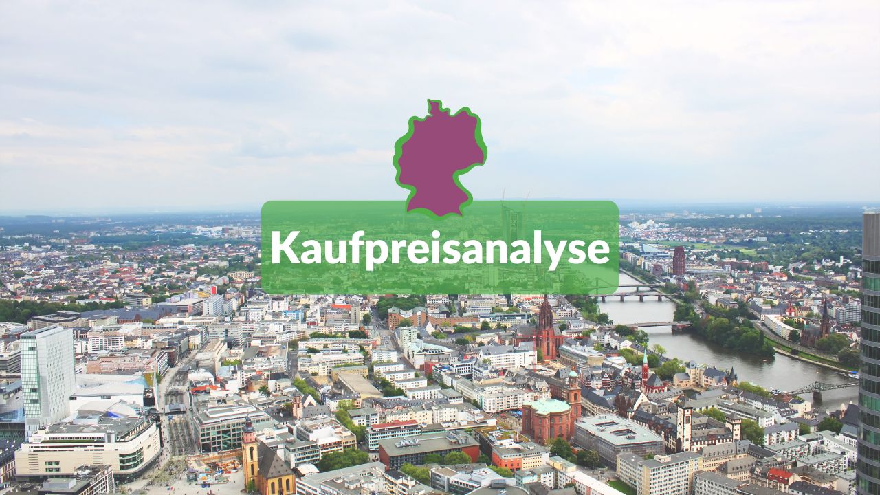 Luftaufnahme einer Stadt mit Gebäuden und Flüssen, überlagert von einem grünen Banner mit der Aufschrift 'Kaufpreisanalyse'