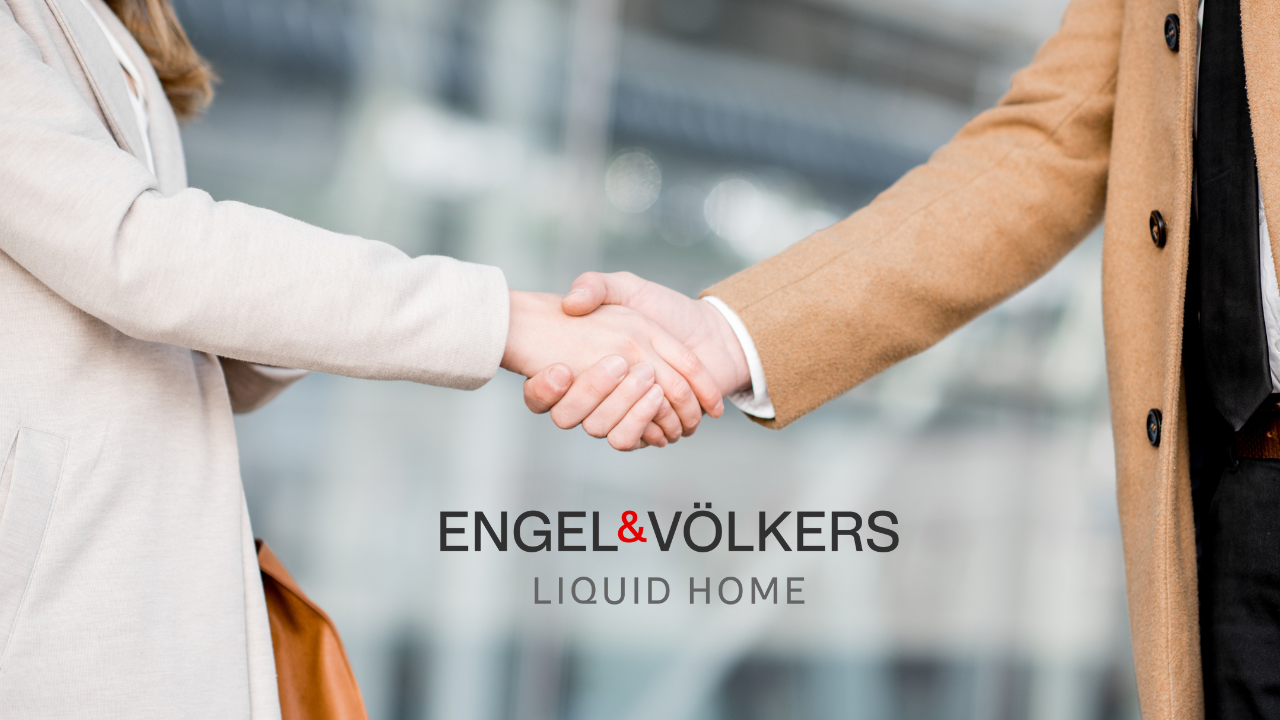 Hauskäufer und -verkäufer geben sich über dem Logo von Engel & Völkers die Hand.