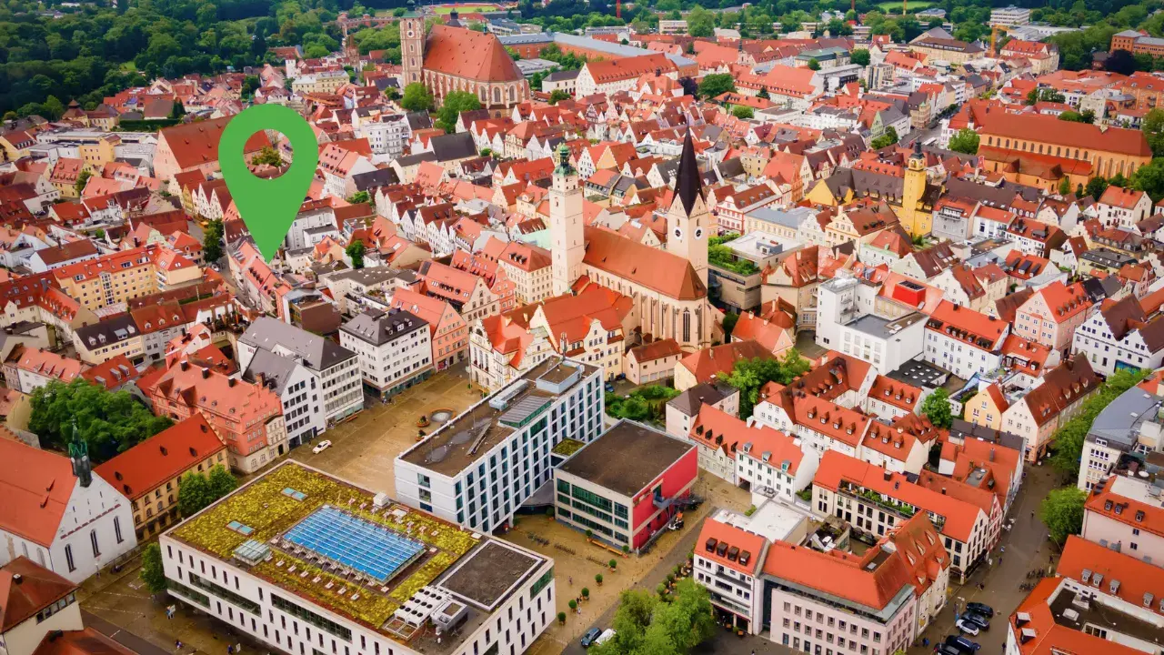 Luftaufnahme der Altstadt von Ingolstadt mit rotem Dachensemble und Stadtzentrum