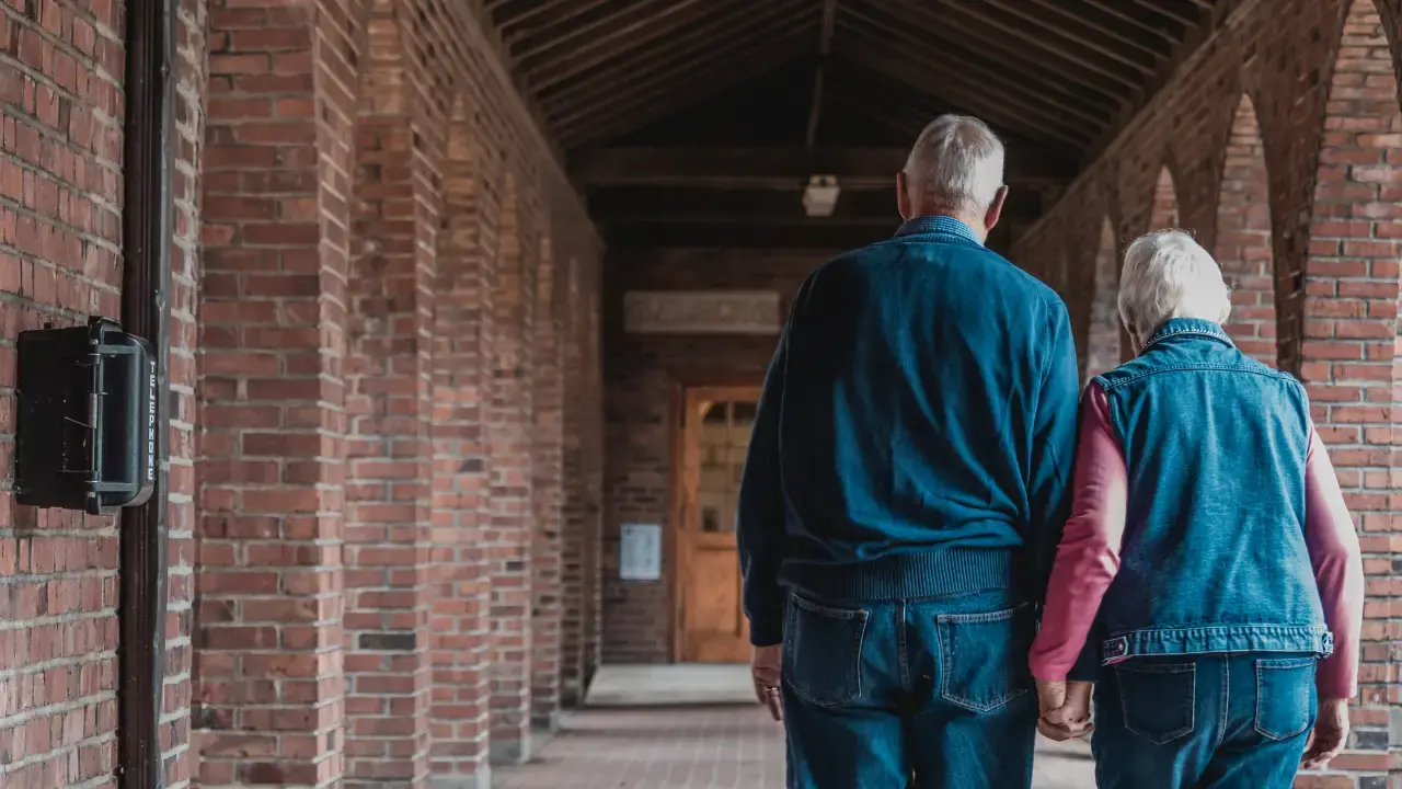 Altes Ehepaar auf dem Weg zu ihrer Wohnung