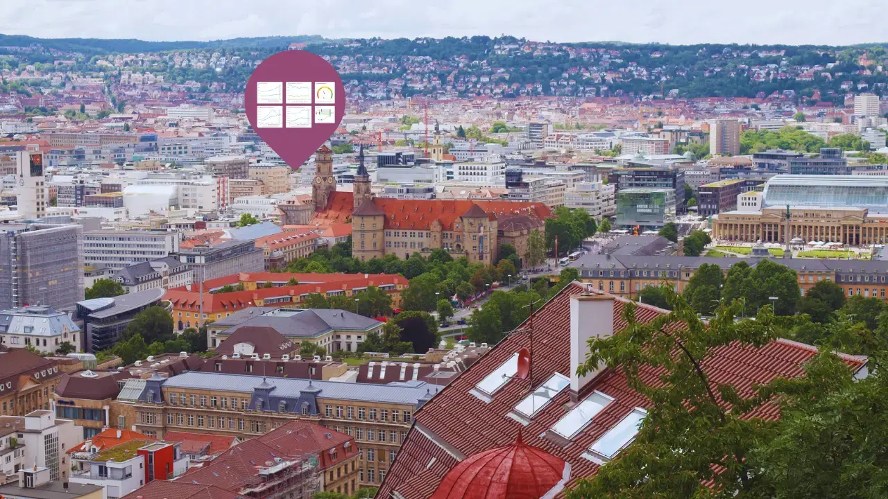 Blick auf die Stuttgarter Innenstadt mit modernen Hochhäusern, ergänzt durch ein grafisches Overlay mit Wohnungsmarktdaten-Icons.