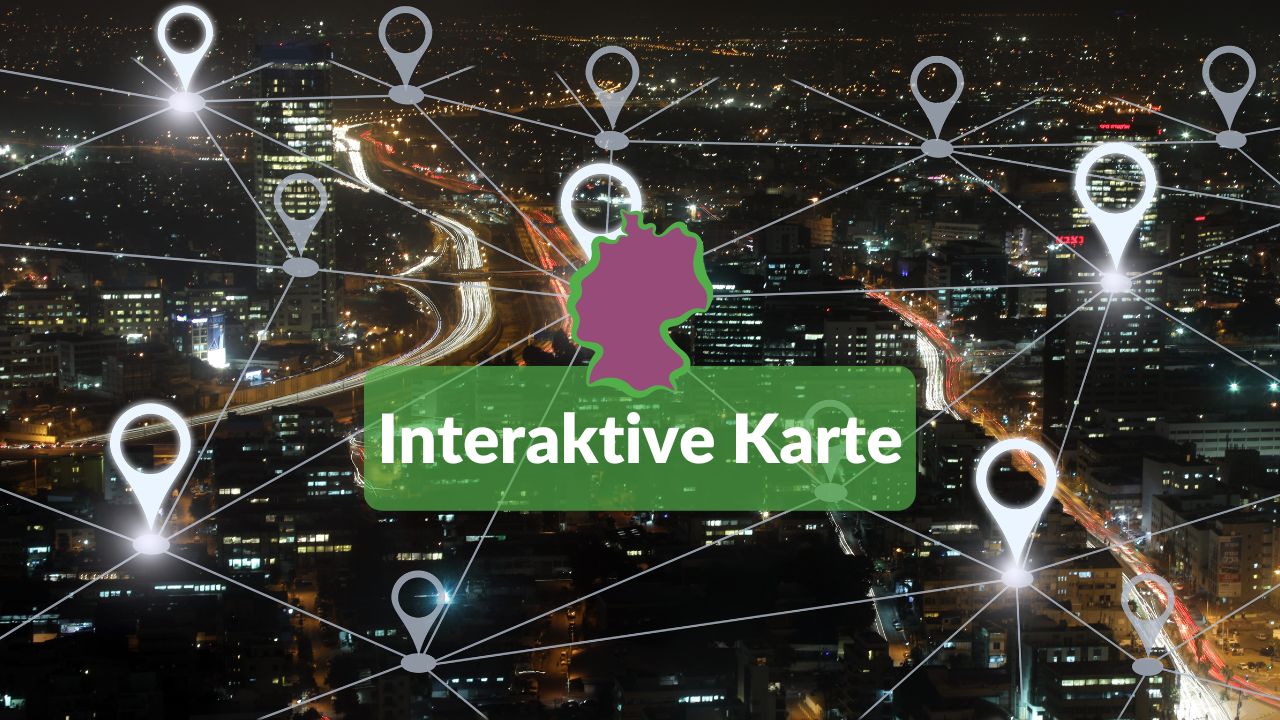 Nachtansicht einer belebten Stadt mit hervorgehobenen Verbindungslinien zwischen verschiedenen Standortmarkierungen, überlagert von einem grünen Banner mit der Aufschrift 'Interaktive Karte' und der Silhouette von Deutschland in Lila.