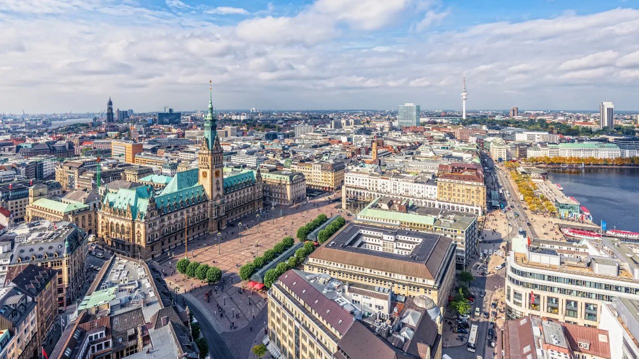 Luftbild des Hamburger Rathauses und Umgebung, ein Zentrum des Hamburger Immobilienmarktes