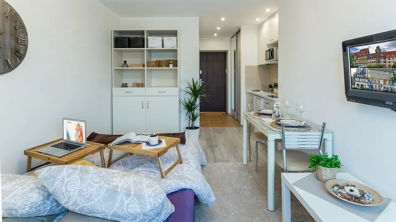 Moderne Micro-Wohnung mit Bett, Regal, Küche und Esstisch