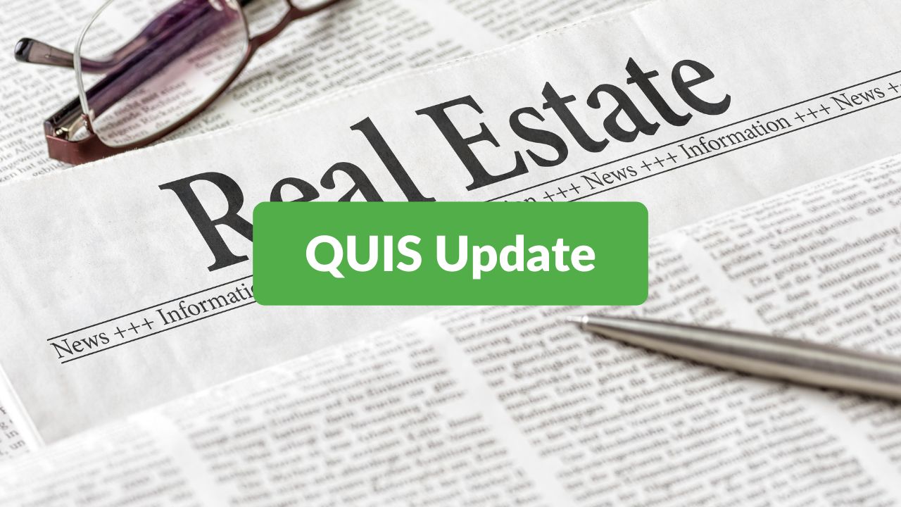 Zeitungsüberschrift 'Real Estate' mit einer Brille und einem Stift darauf, darüber ein grünes Schild mit 'QUIS Update'